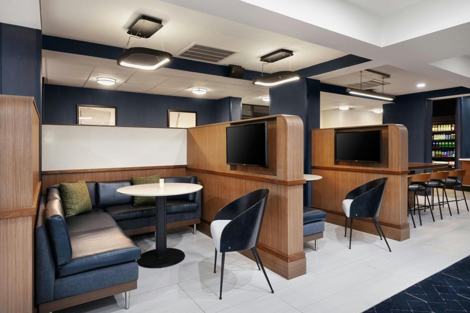 Courtyard Mobile Hotel Exterior photo